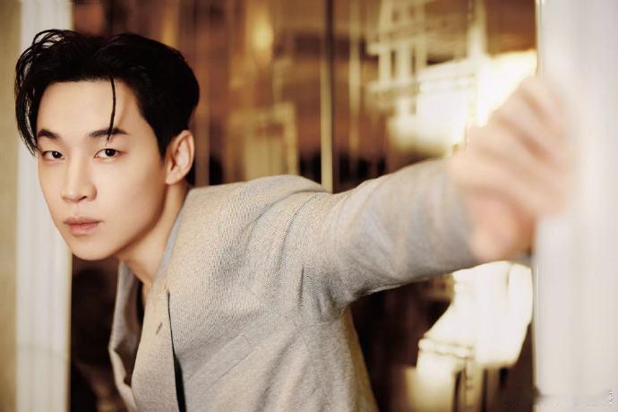 #Henry又真空上阵了##Henry西装高级感# 今日的灰色深V西装造型，简约