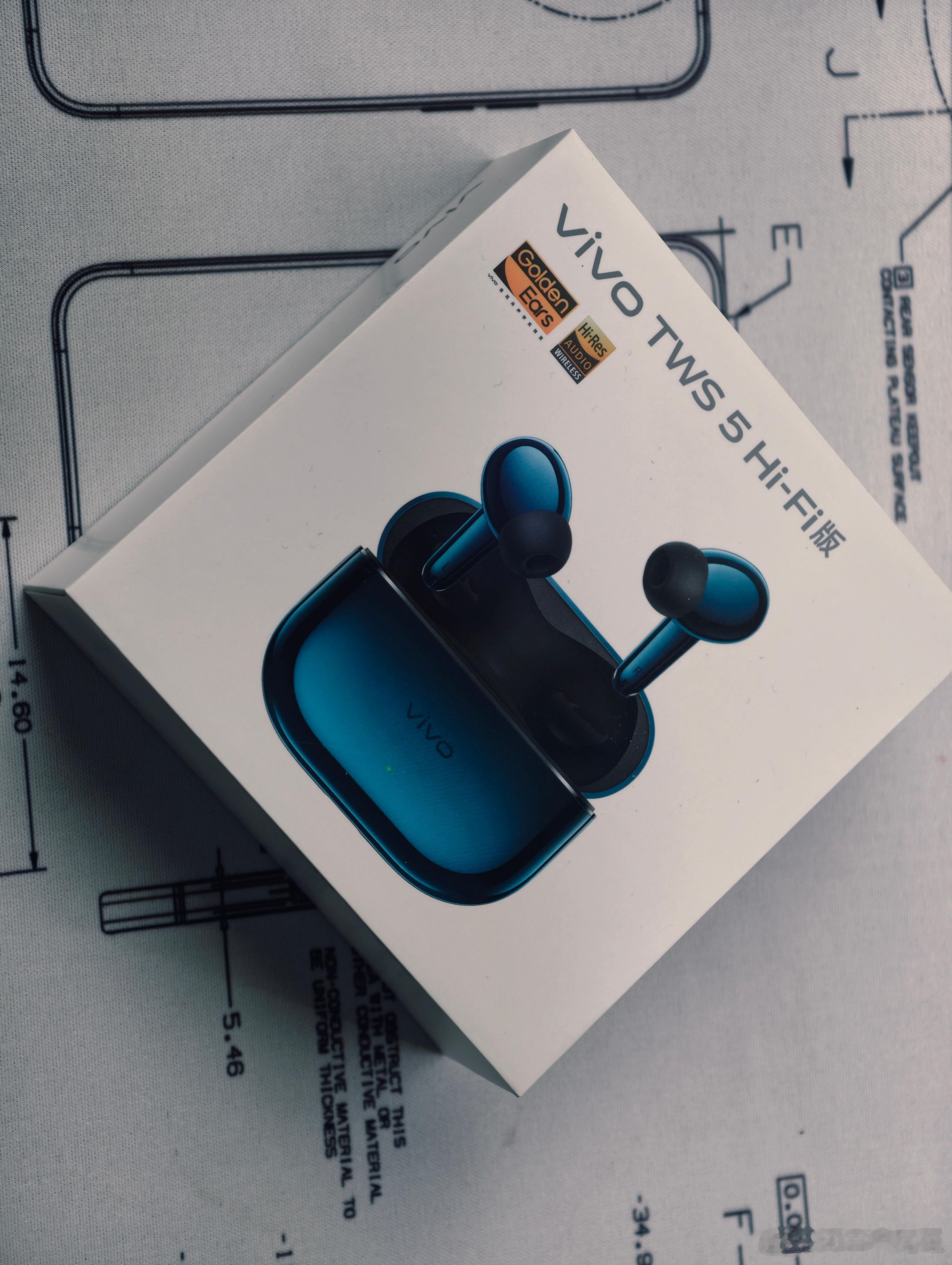 vivo TWS 5 Hi-Fi 版外观还是蓝厂熟悉的味道，白色款没啥新意，深海