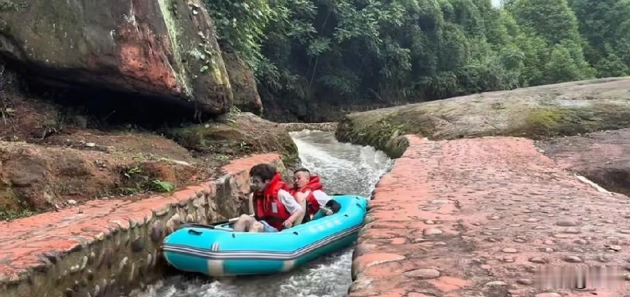 宜宾人避暑新地标:斥巨资打造长滩河漂流7.11正式开漂，全家玩水好去处！
 
