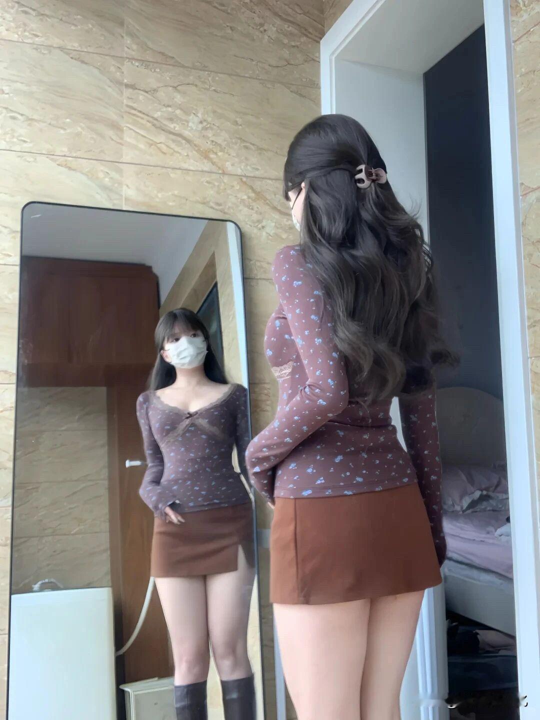 两件就出彩，印花悄悄探出头，棕色裙摆摇出温柔[比心][比心][比心]
棕色碎花裙