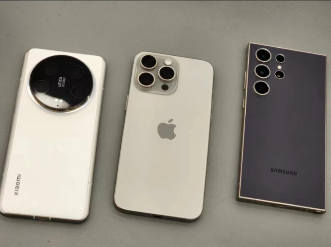 把小米14U，和苹果三星摆在一起，很明显就能看出它仨的不同。iPhone 15P