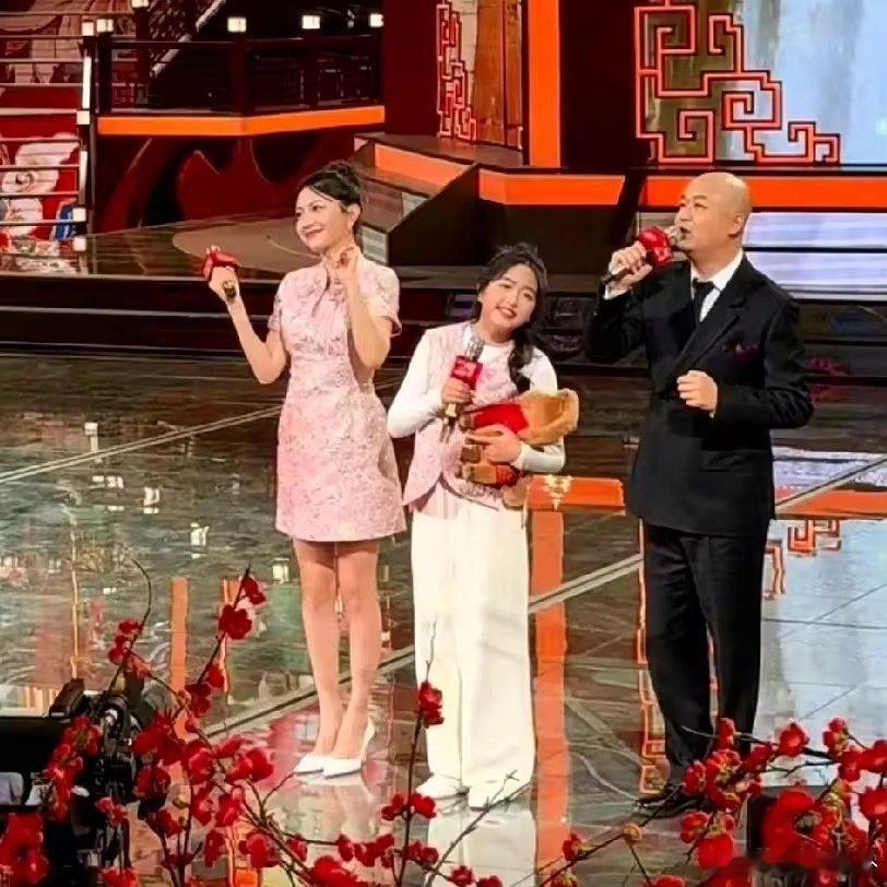 包贝尔一家三口辽宁春晚团建辽宁春晚 辽宁春晚请对我眼睛好点，多放饺子镜头 