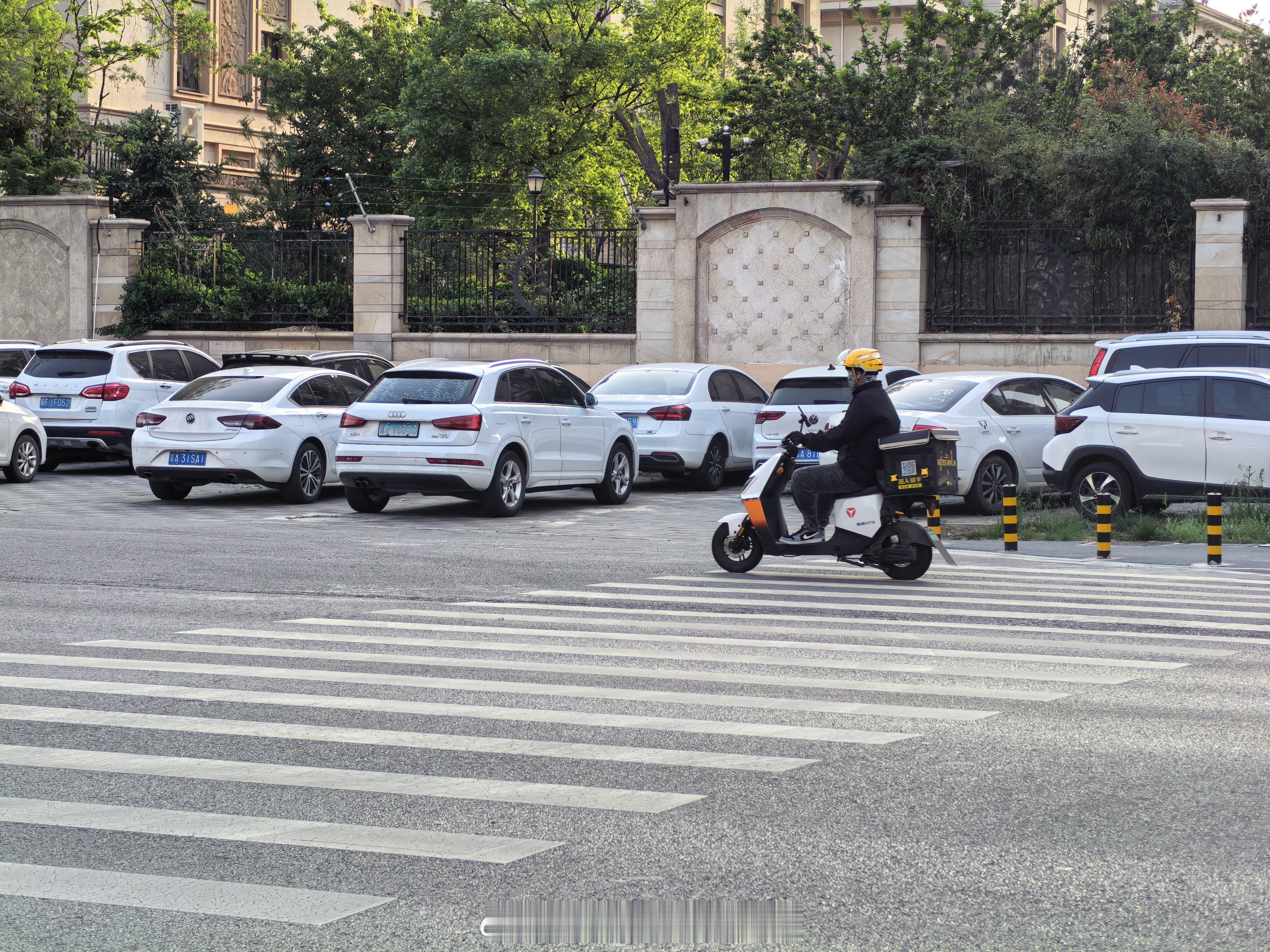 为什么大部分人买车不是黑色就是白色？这个问题想好久了也想不明白。 