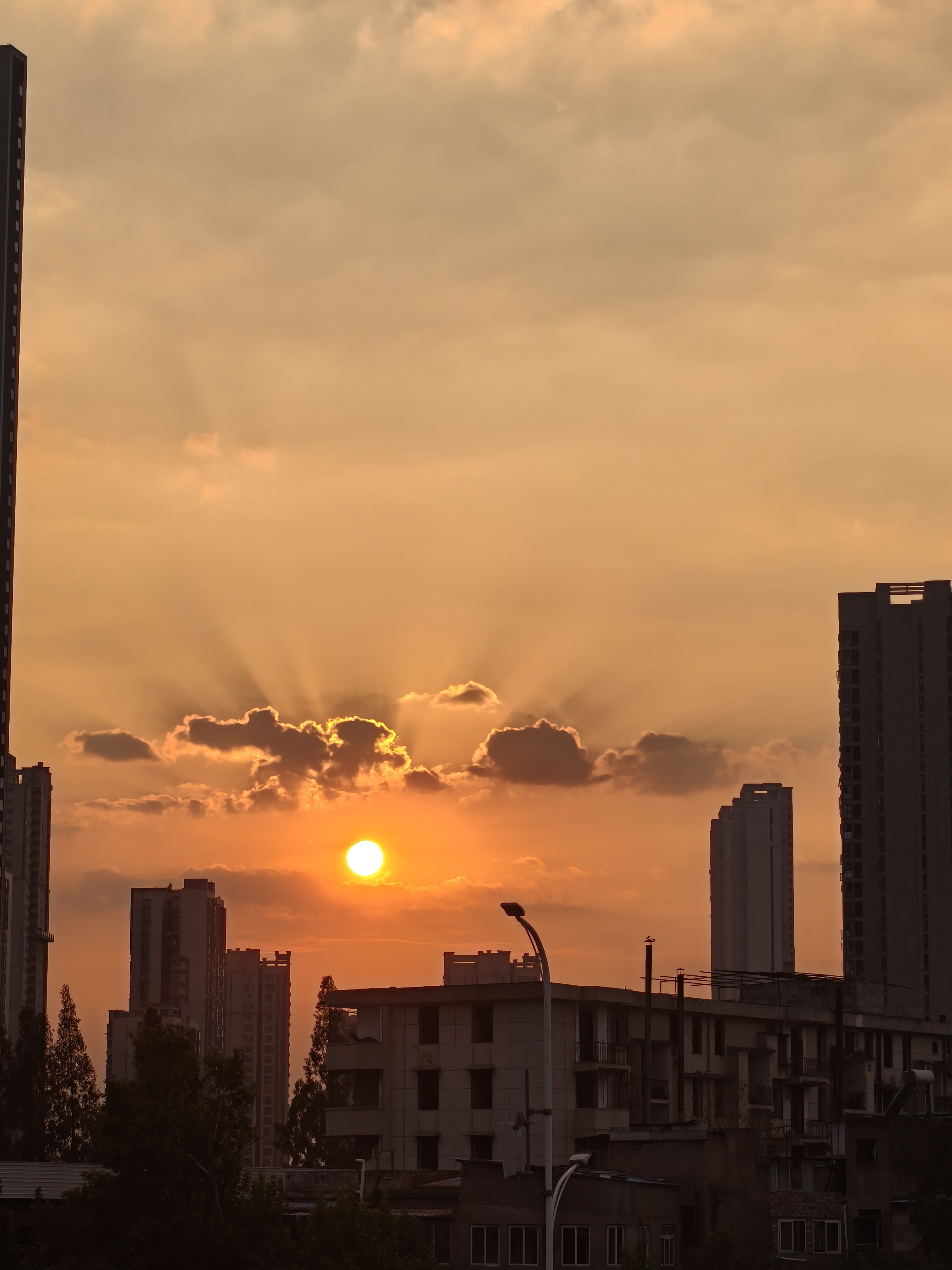 夕阳🌇意味着忙碌的一天结束意味着可以下班回家了，喜欢夕阳[鼓掌] ​​​