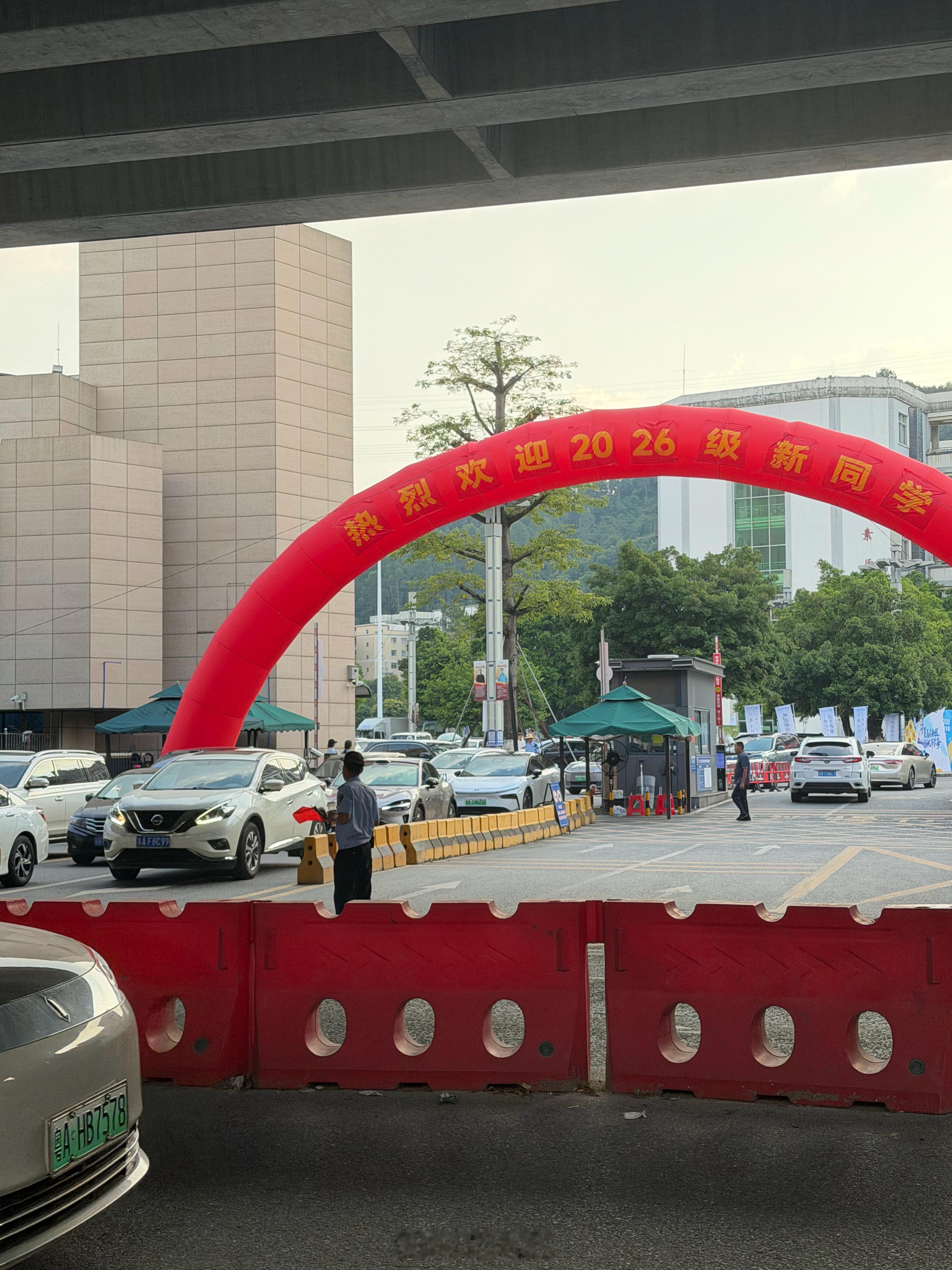 去学校吃饭发现今天新生报道 好羡慕[泪] ​​​
