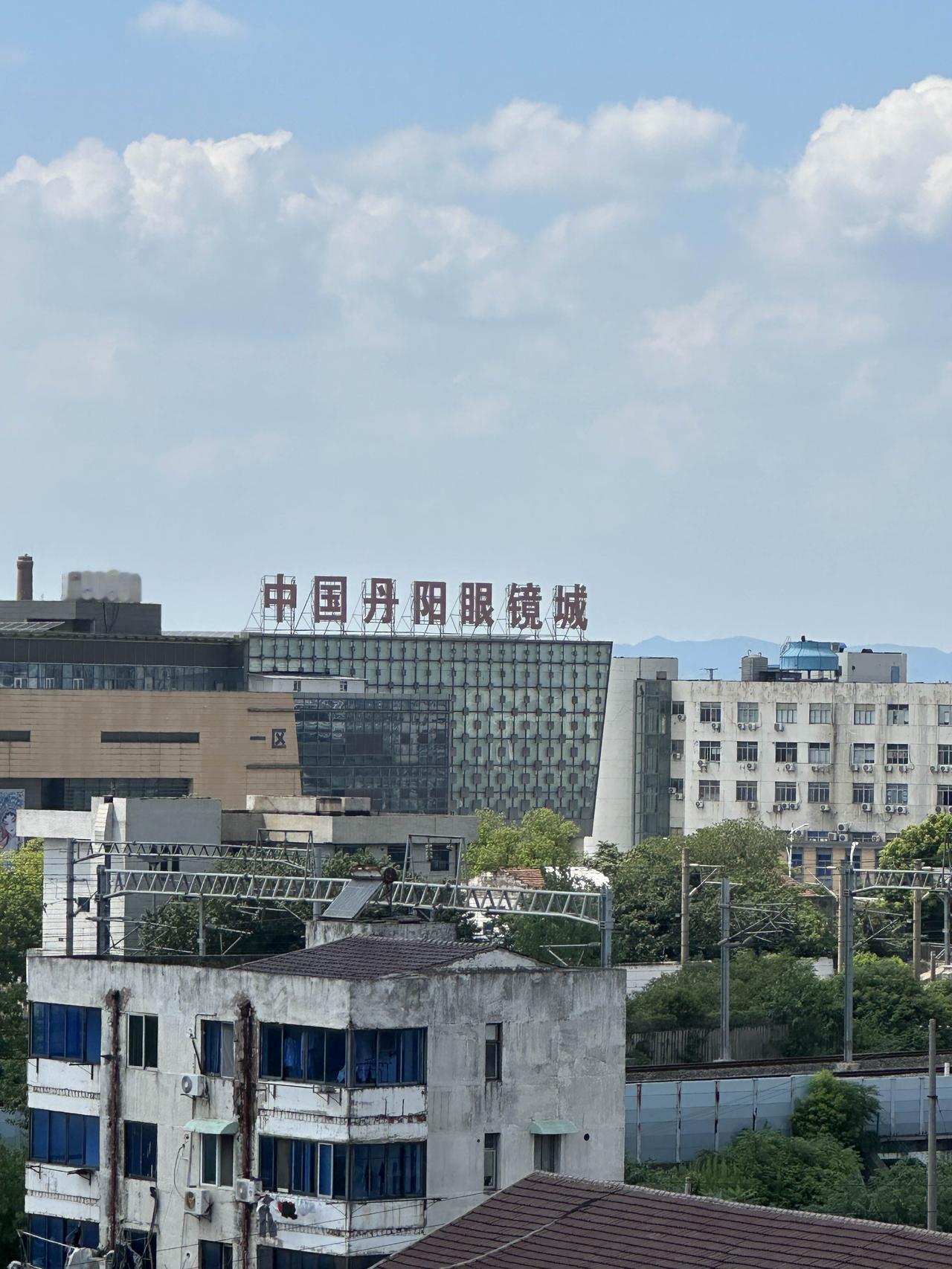 从武汉专门来到丹阳配眼镜，来回费用有两千块钱，配几副眼镜划算吗？其实算经济账同时