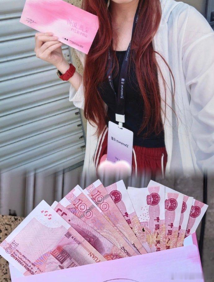 黄子韬伴手礼每人1000圈内难得一见的宠粉名场面来了，奔赴现场的粉丝收获满满，伴