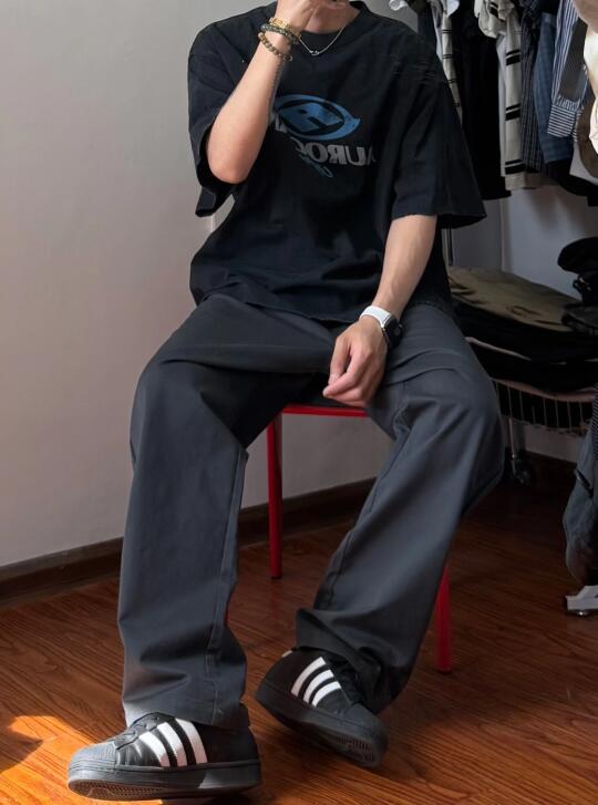 黑色印花短袖搭配条纹休闲裤