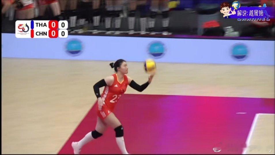 中国女排前排三轮三点攻开打，李盈莹王媛媛并拦拿到比赛第一分。中国女排2025女排