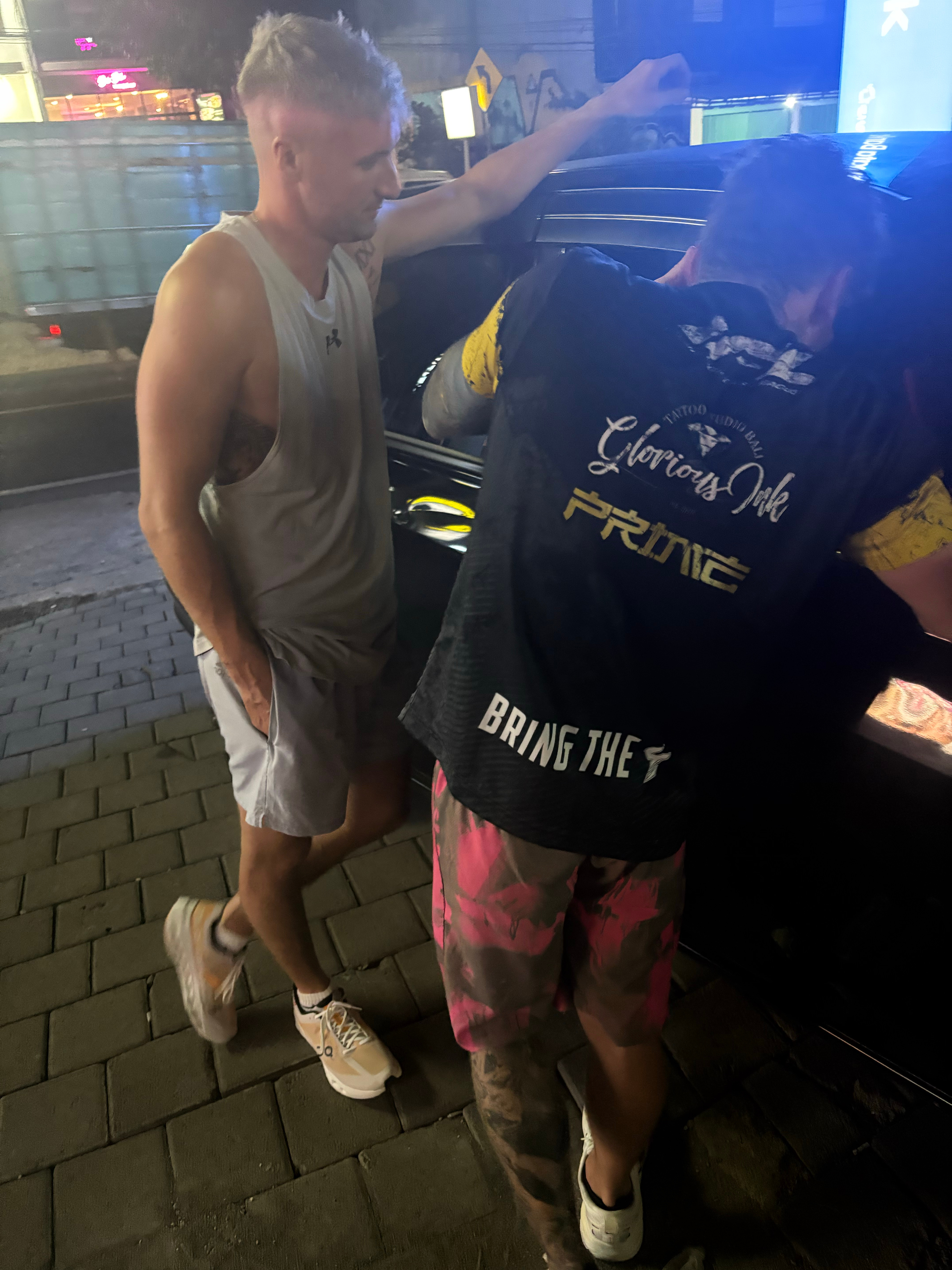 在巴厘岛感触最深的一晚，和朋友吃完晚饭想去按摩，于是打了一辆车，结果车到了发现车