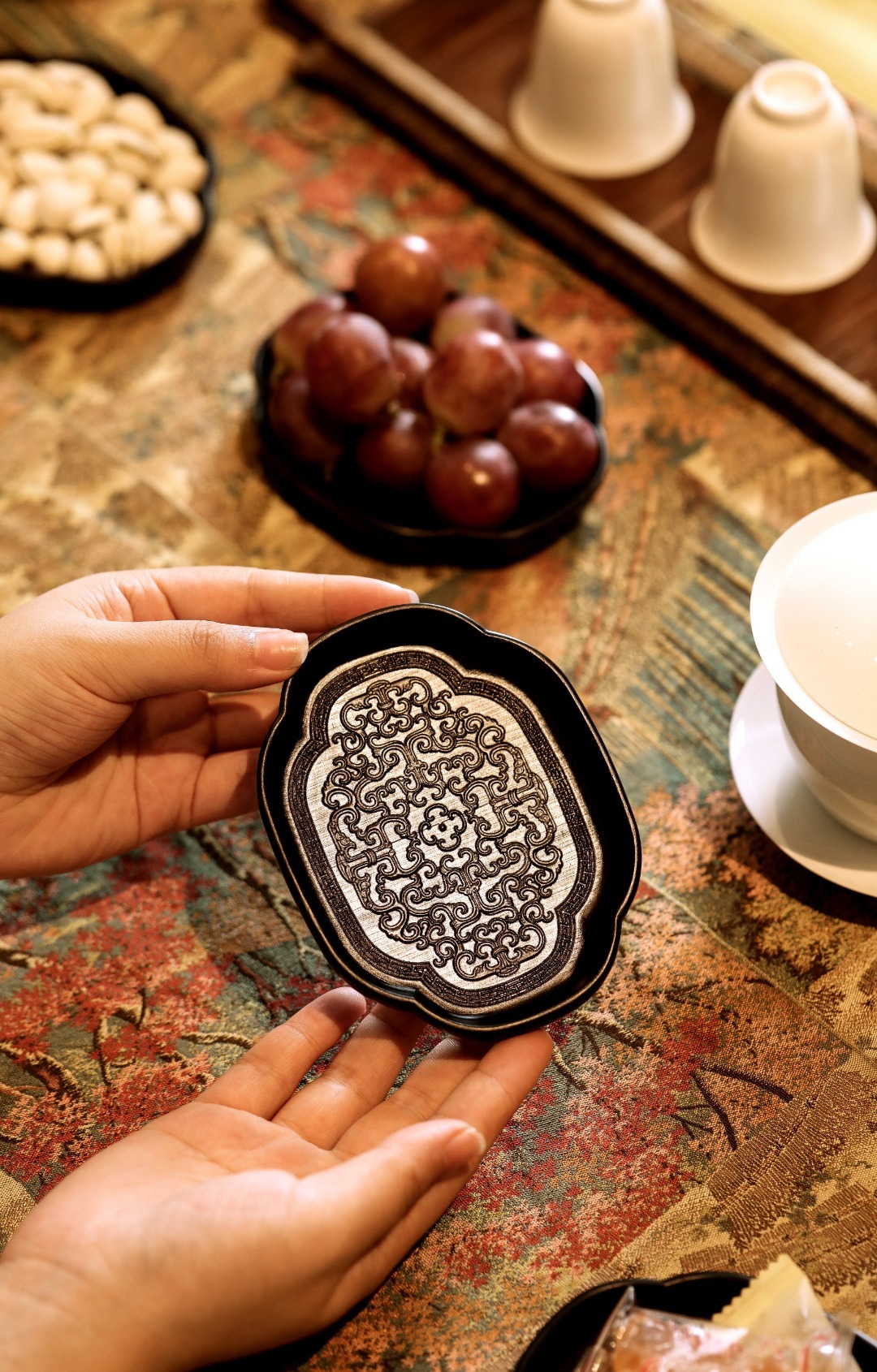 紫光檀【卷草纹】果盘/点心盘 料质温润，器韵素雅，可承小点心、干果等茶点，案上雅