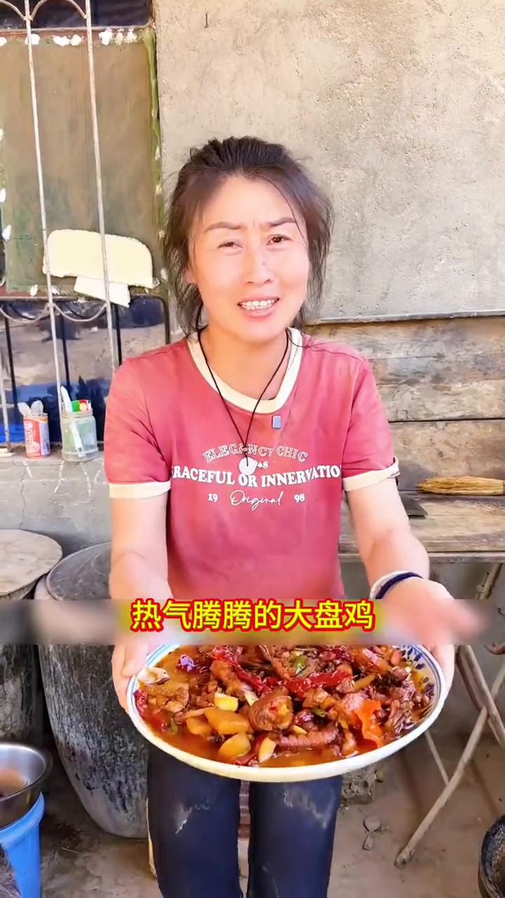 你们看我家围墙的外面就是祖国最热的地方吐鲁番的火焰山，就在这一墙之隔的旁边，很近