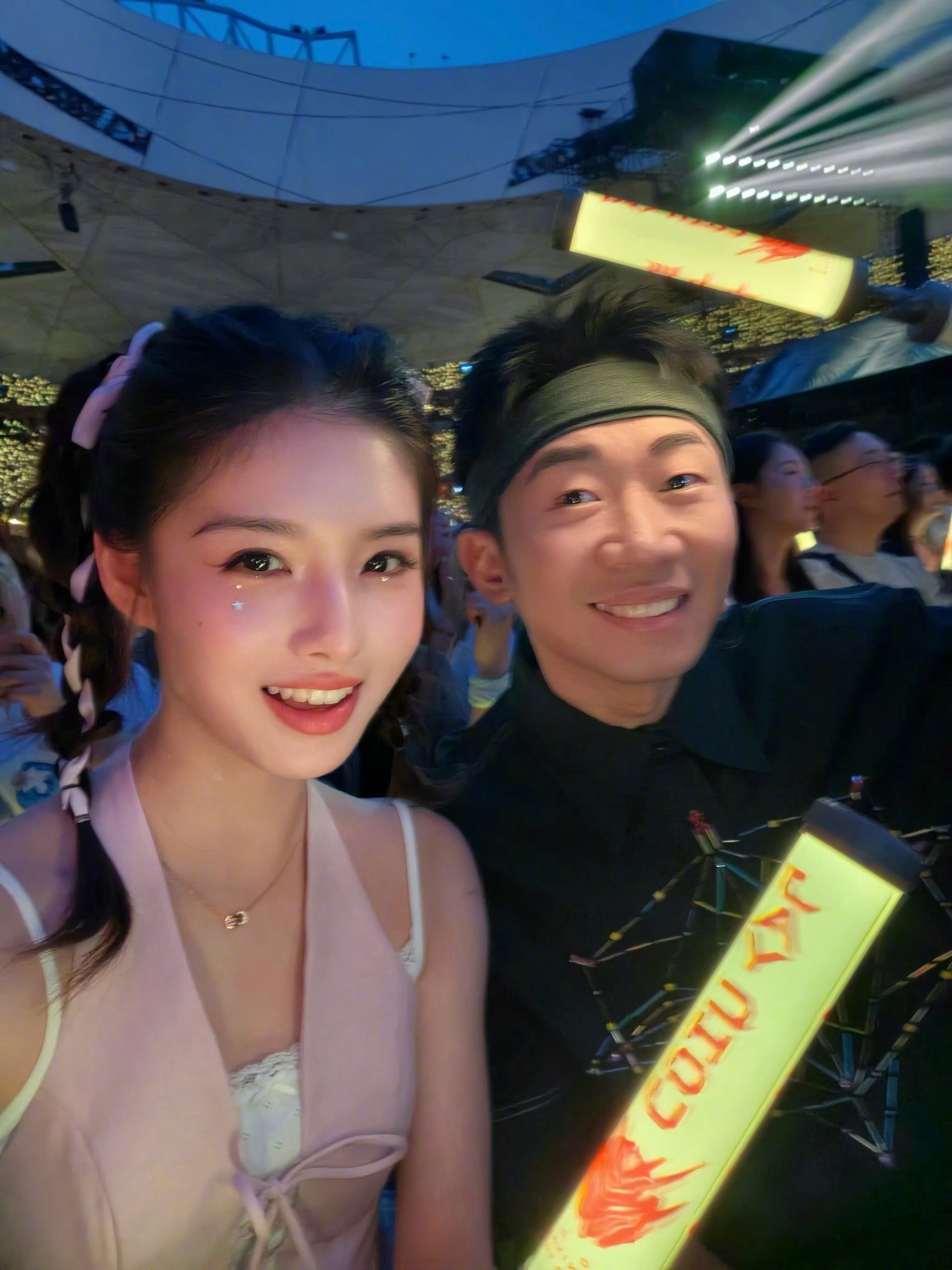 艾米人生第一次看演唱会演唱会跟朋友拍照姿势🈶 