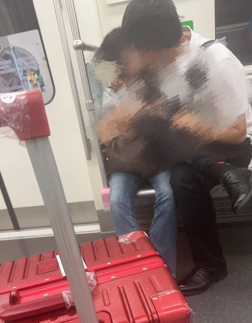 地铁2号线 谁能懂我的心情啊！
家人们，有碰到过这种情况吗？地铁上一对情侣旁若无