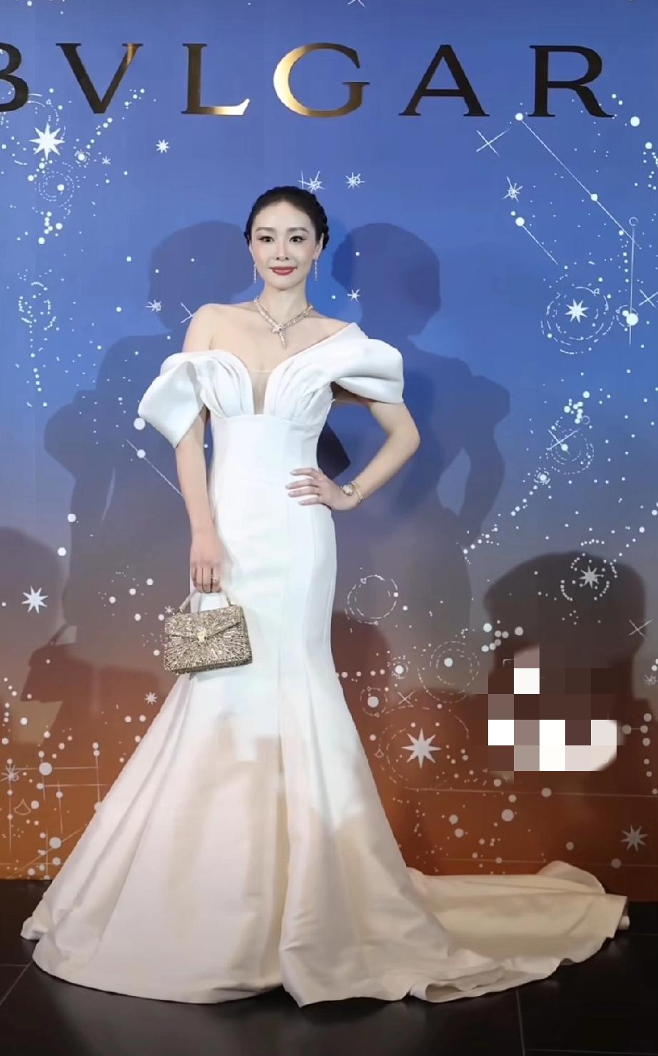 哇塞，高叶的内娱咖位提升了，竟然参加了百格丽的活动，还与百格丽的领导合照，看得出