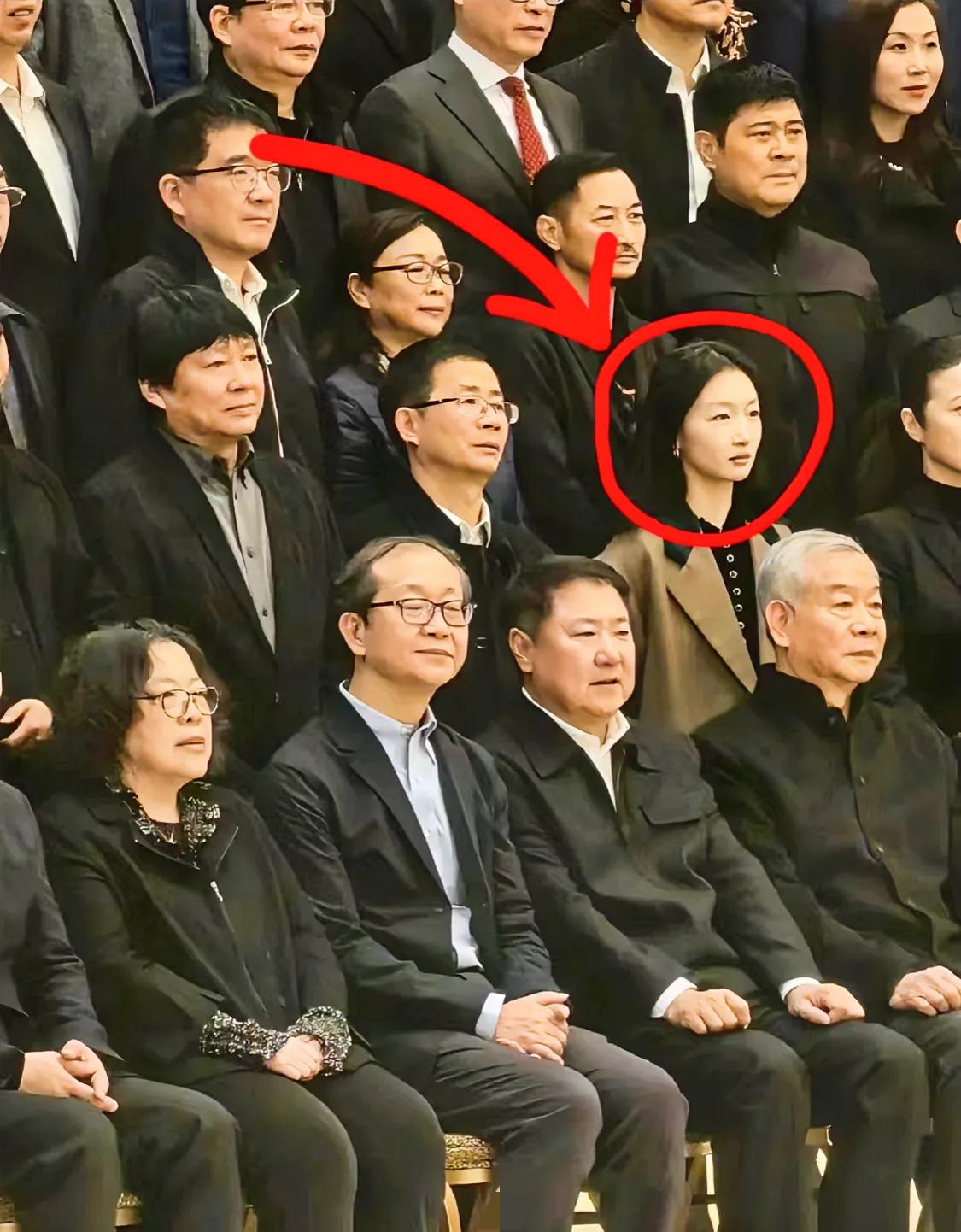 不是，没人注意到这姐变了吗？这人不知资本为何硬捧，多大的后台啊，为什么好多人都说