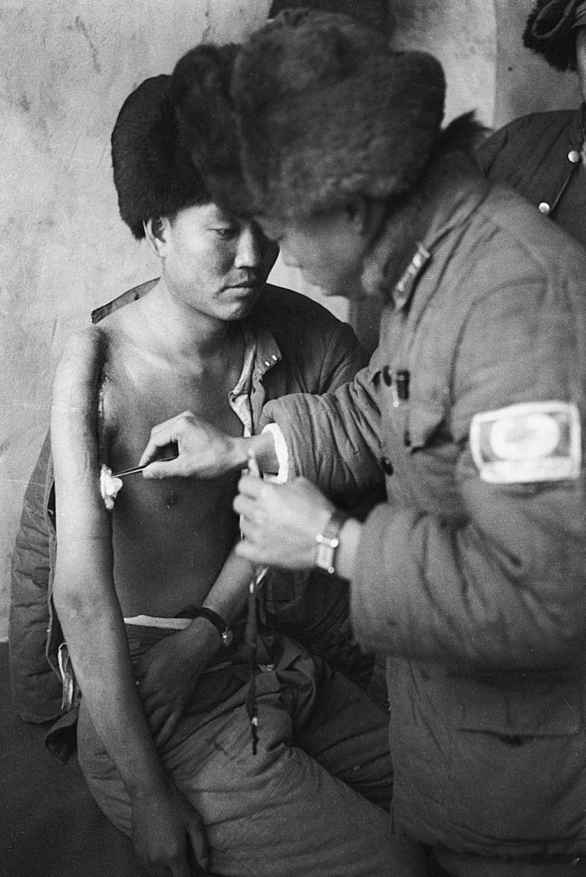 救治伤员，1935年，绥远 ​​​