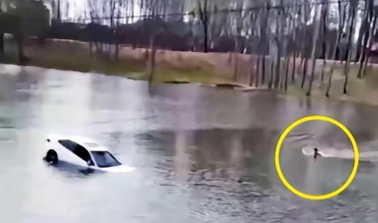 泪目！2022年，27岁河南小伙跳河救人，在体力耗尽时，他给被救女子说了句遗言：