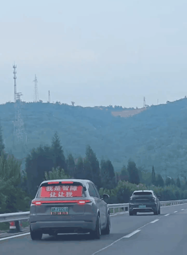 开这车的不是疯子，就是傻子！