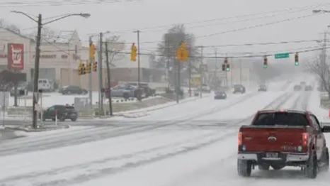 当地时间1月24日，冬季风暴横扫美国，从得克萨斯州向北蔓延至新英格兰地区，造成航
