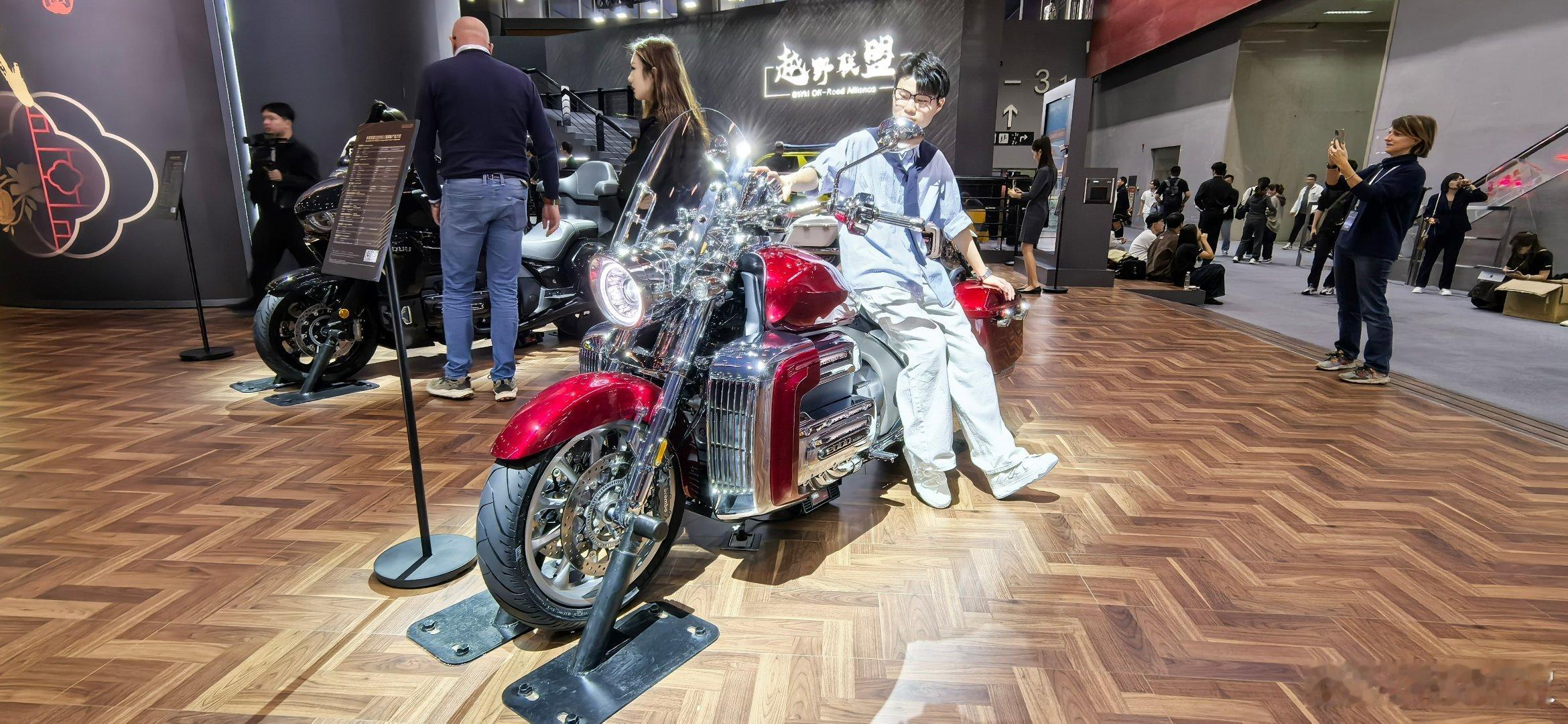 吉利先造好摩托再造车，长城造好车了再做摩托。最终都到了心中的“罗马”。他们都有光