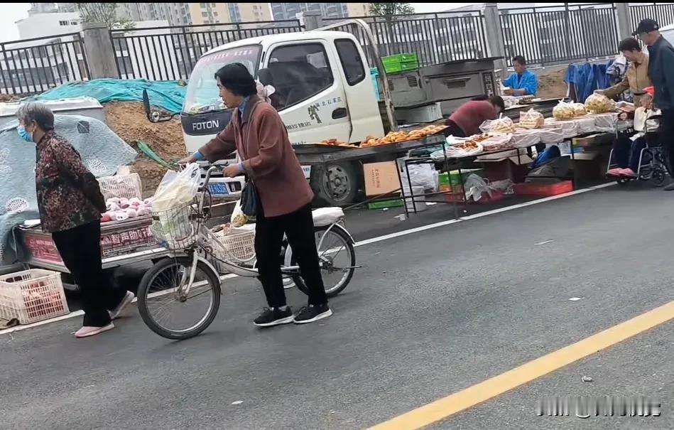 石家庄方村大集又换地方了，现在新地方环境比原来也好多了。

今天赶方村大集，到了