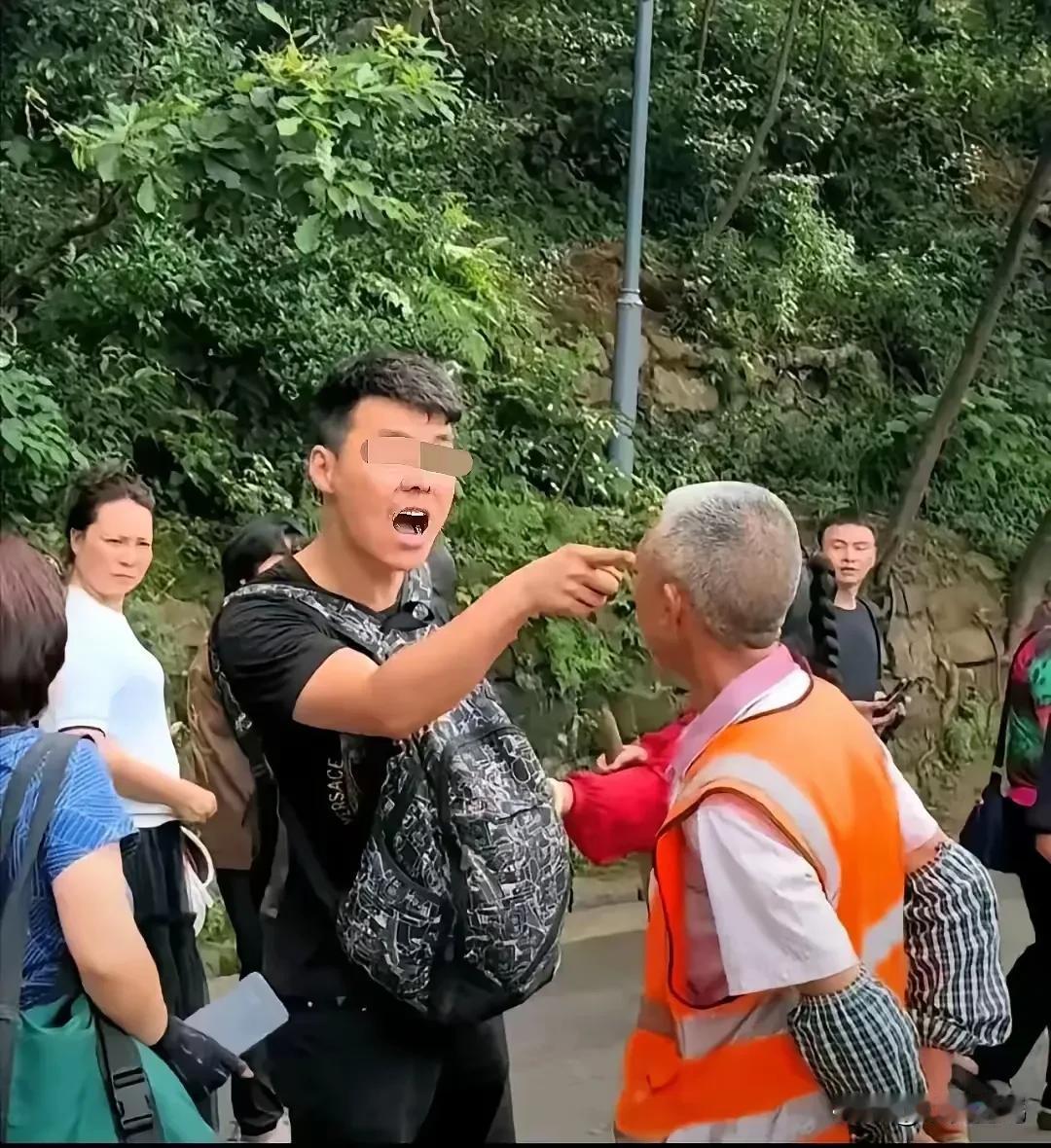 他不尊重大爷，
他尊重猴子。
环卫工拿弹弓打骚扰游客的猴子，
把男子心疼的肉肉都