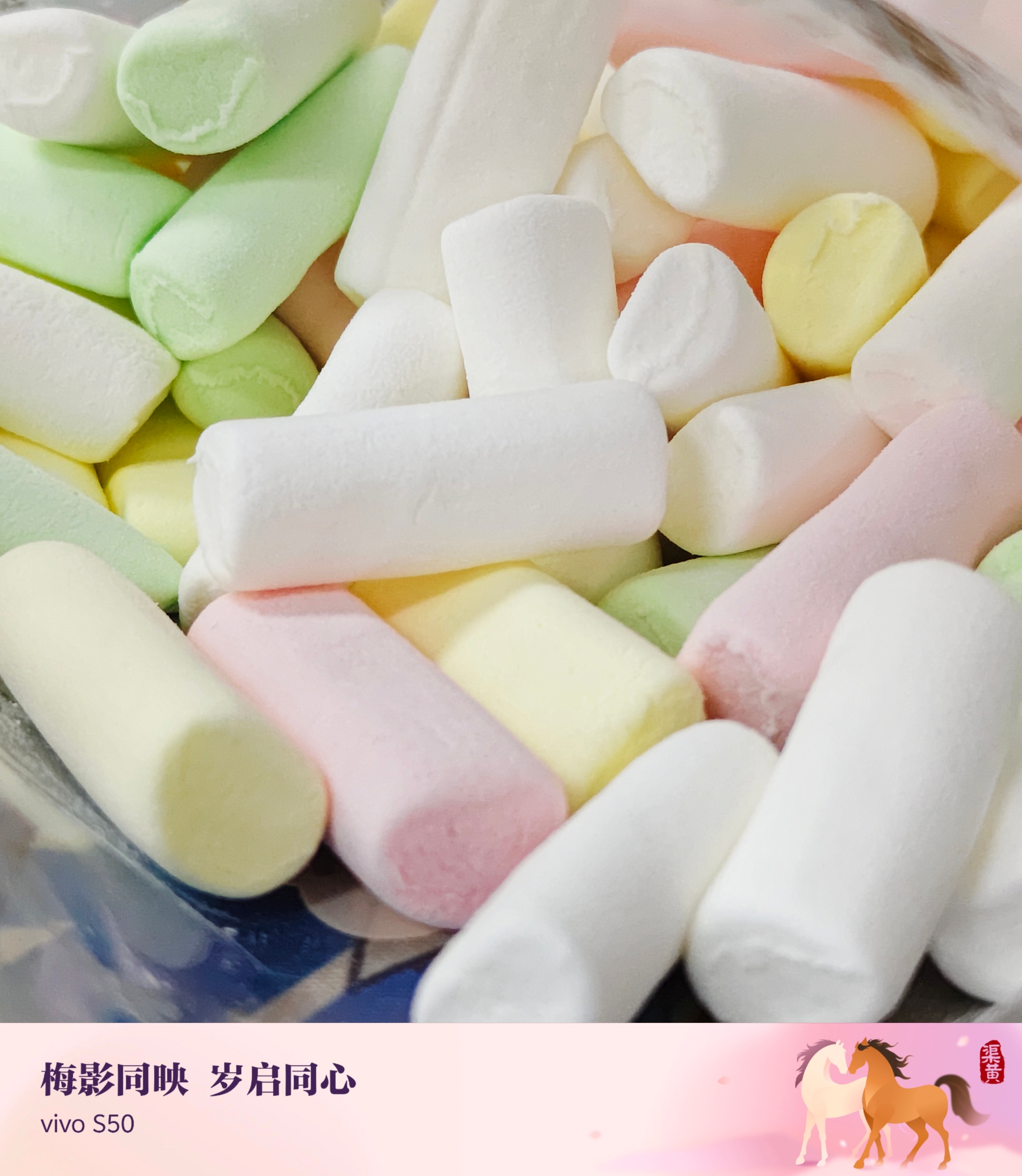 N多年没吃过棉花糖这玩意儿了，买了一包，感觉没有小时候好吃了