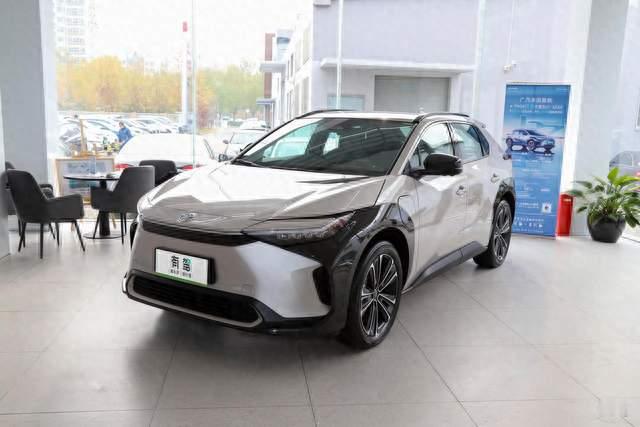 2022款广汽丰田bZ4X测评！丰田首款纯电SUV，值不值得买？