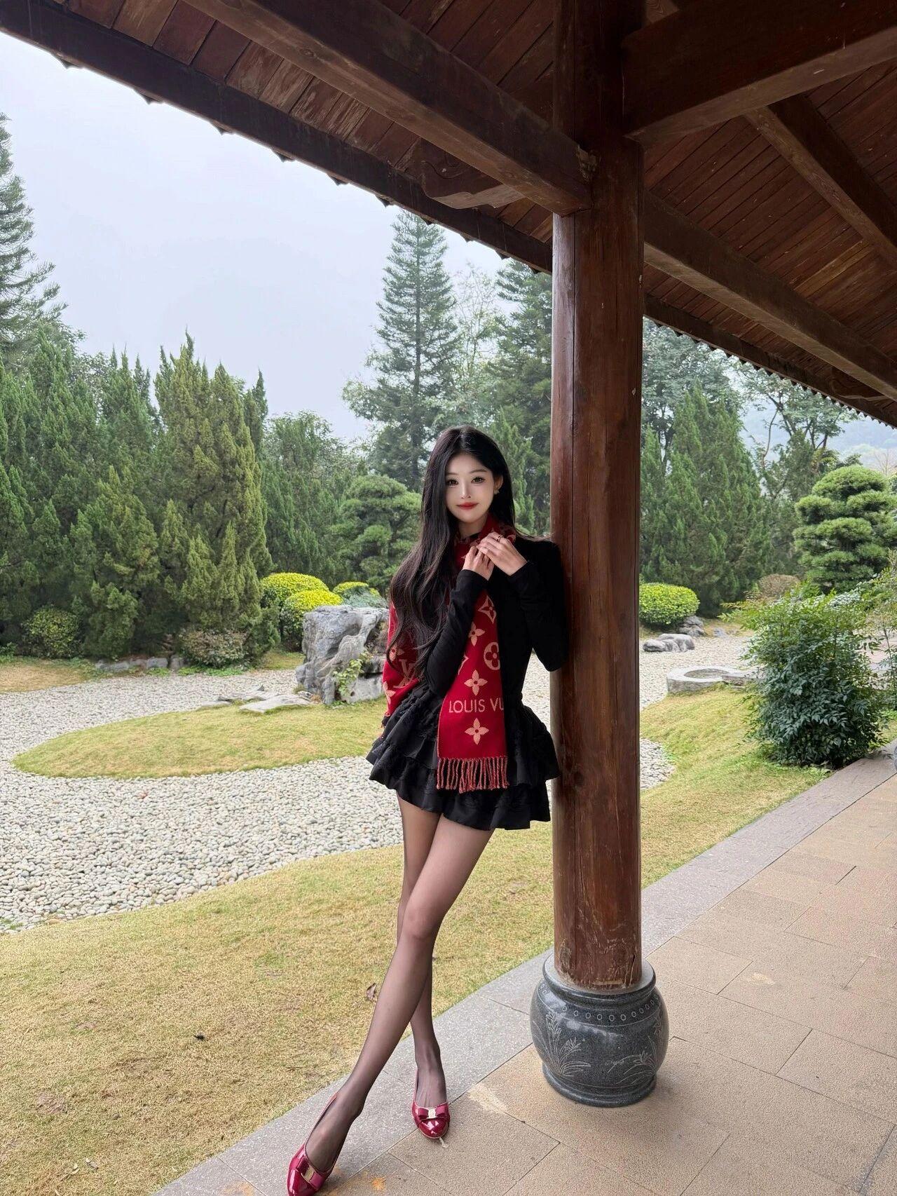 气质穿搭怎么穿才恰到好处?小姐姐美得好惊艳～乌黑长卷发温柔又妩媚，经典黑红穿搭气