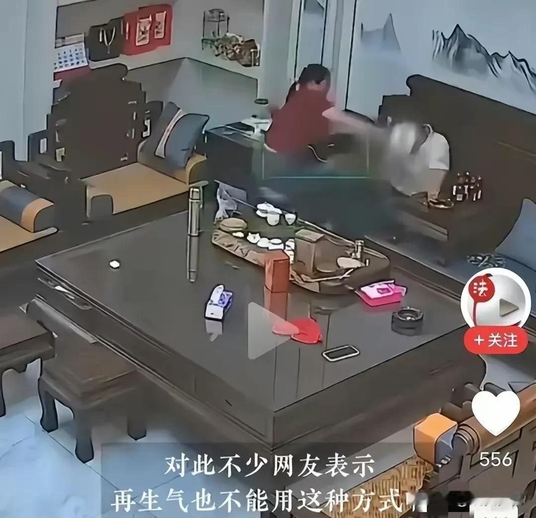 妻子用开水烫丈夫后续：丈夫面部组织严重烫伤，需要大面积植皮，现在丈夫铁了心要和妻