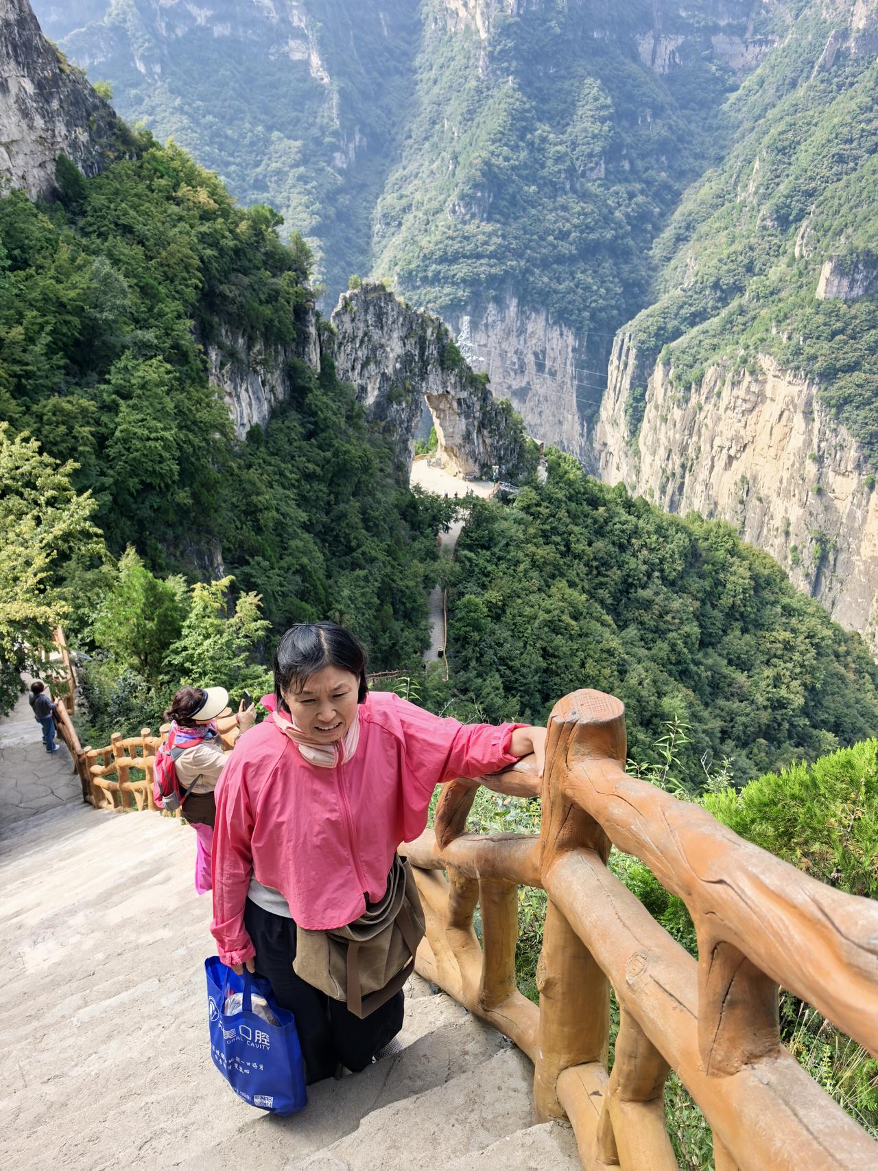 。湖泊全长四公里，两岸太行奇峰耸立，一汪碧绿湖水静卧山谷之间，青山倒影水中，风光