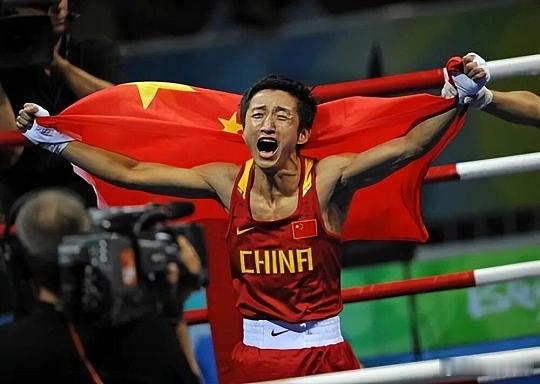邹市明45岁重返拳击赛场 看着真挺不是滋味的。45岁的人了，浑身是伤，怎么还要上
