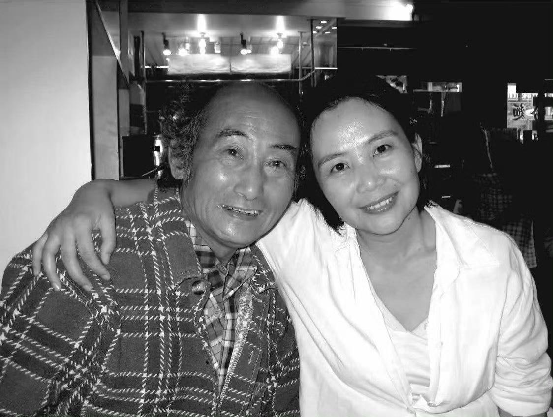 顾城的红颜知己李英，一张罕见的留影这张黑白合影拍摄于2002年，地点在澳大利亚悉