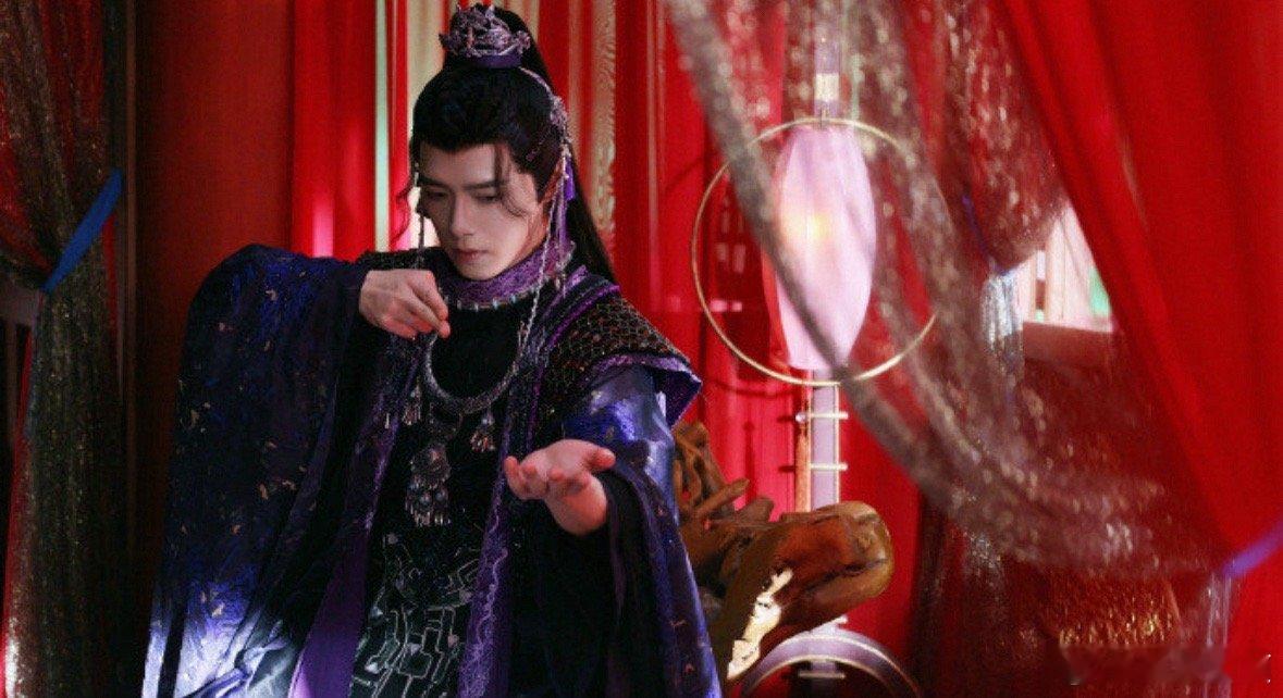 方逸伦剧里剧外都好会癫《水龙吟》里的方逸伦我知道是一个阴湿男鬼！性情阴晴不定，没