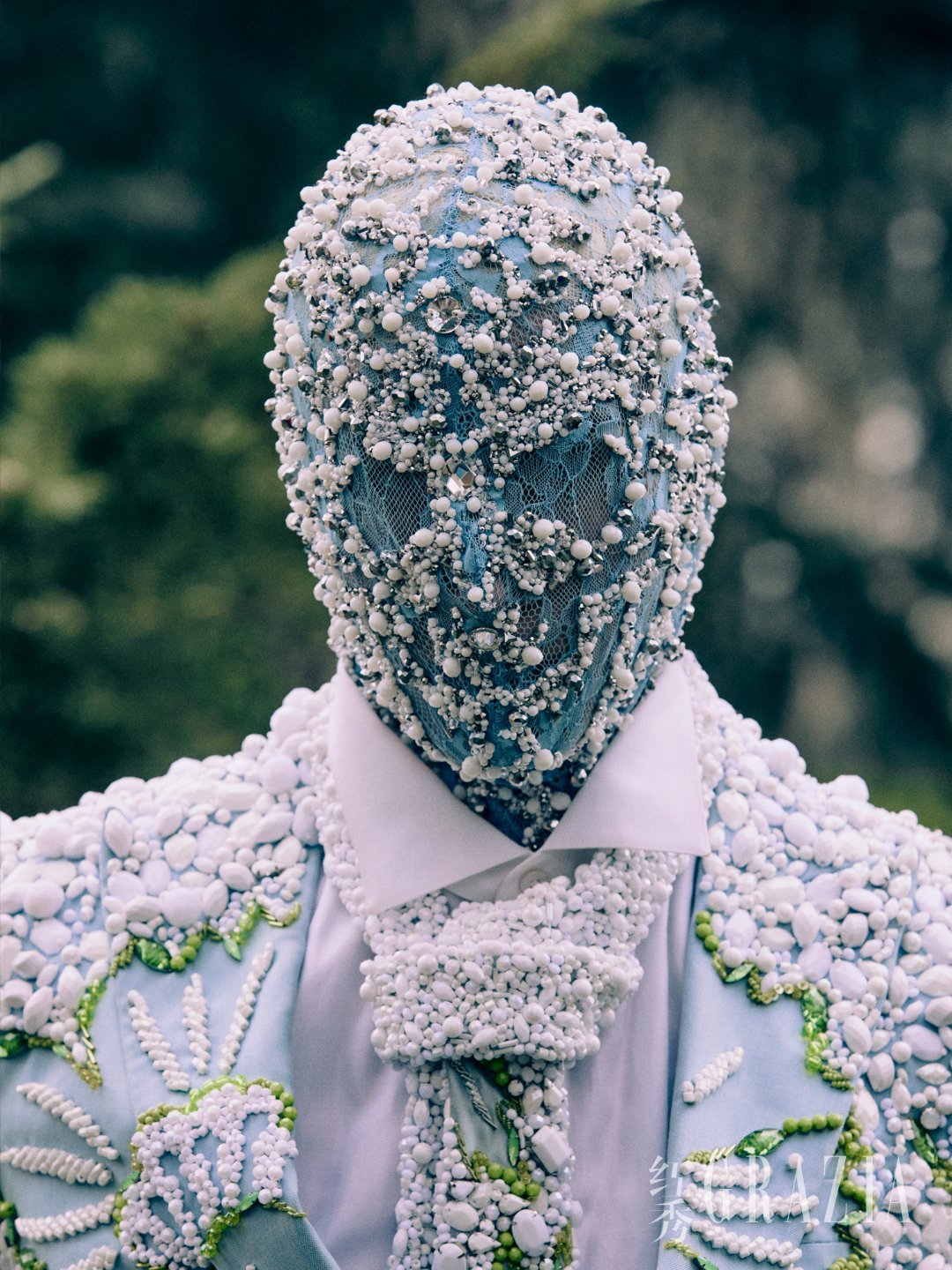 红秀三月刊米卡封面米卡红秀缪斯与旅人高定封面米卡解锁红秀三月刊高定封面，身着高定