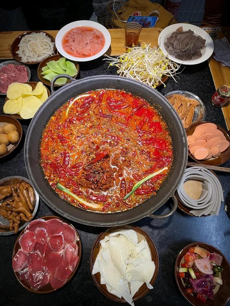 重庆，这座山城以其独特的地形、美食和丰富的历史文化闻名于世，是一个让人流连忘返的