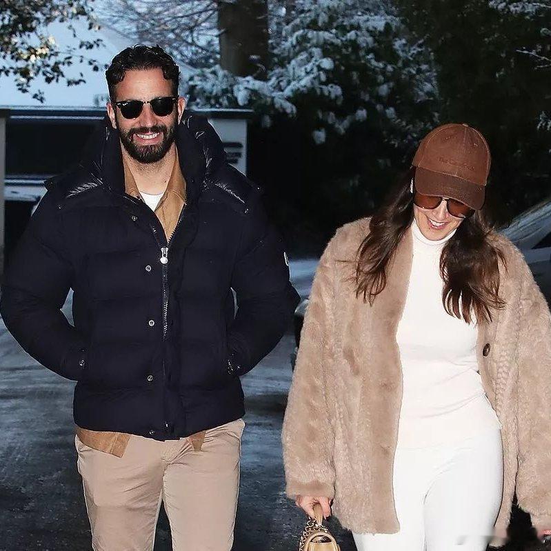 【阿莫林被解雇 后，媒体拍到他与妻子面带微笑的画面！】此时，阿莫林心里想的是什么