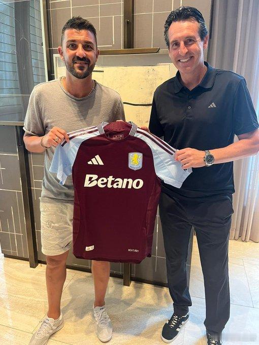 呦呵，这真是谐音梗梦幻联动了。David Villa和 Aston Villa[
