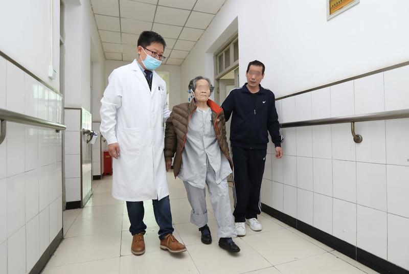 爬楼梯和走楼梯不一定会损伤膝盖。正常情况下，膝关节有减震和缓冲机制，适当爬楼梯能