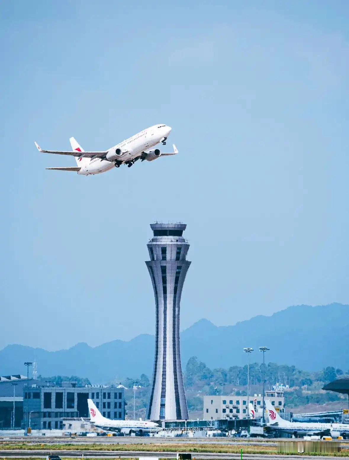 2025年12月31日下午16时许，随着今年第5000万名旅客通过，重庆江北国际