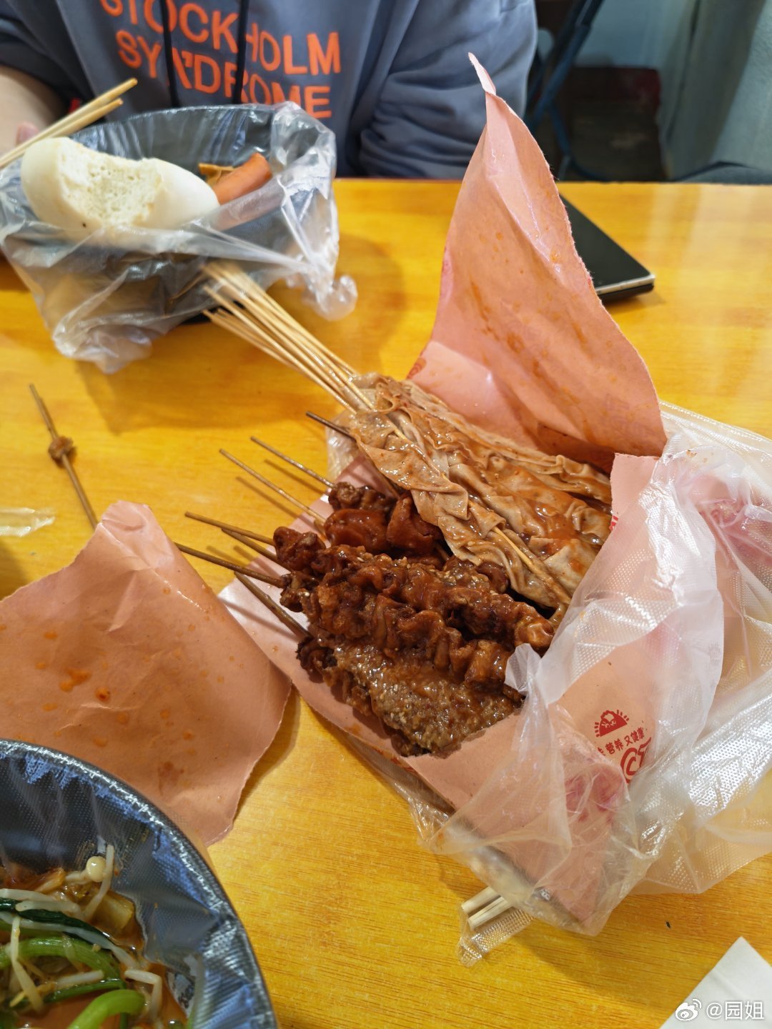 小伙伴说下周都出差，今天咱们出去吃顿好的我们请客。结果一个请客吃炸串。一个请客吃