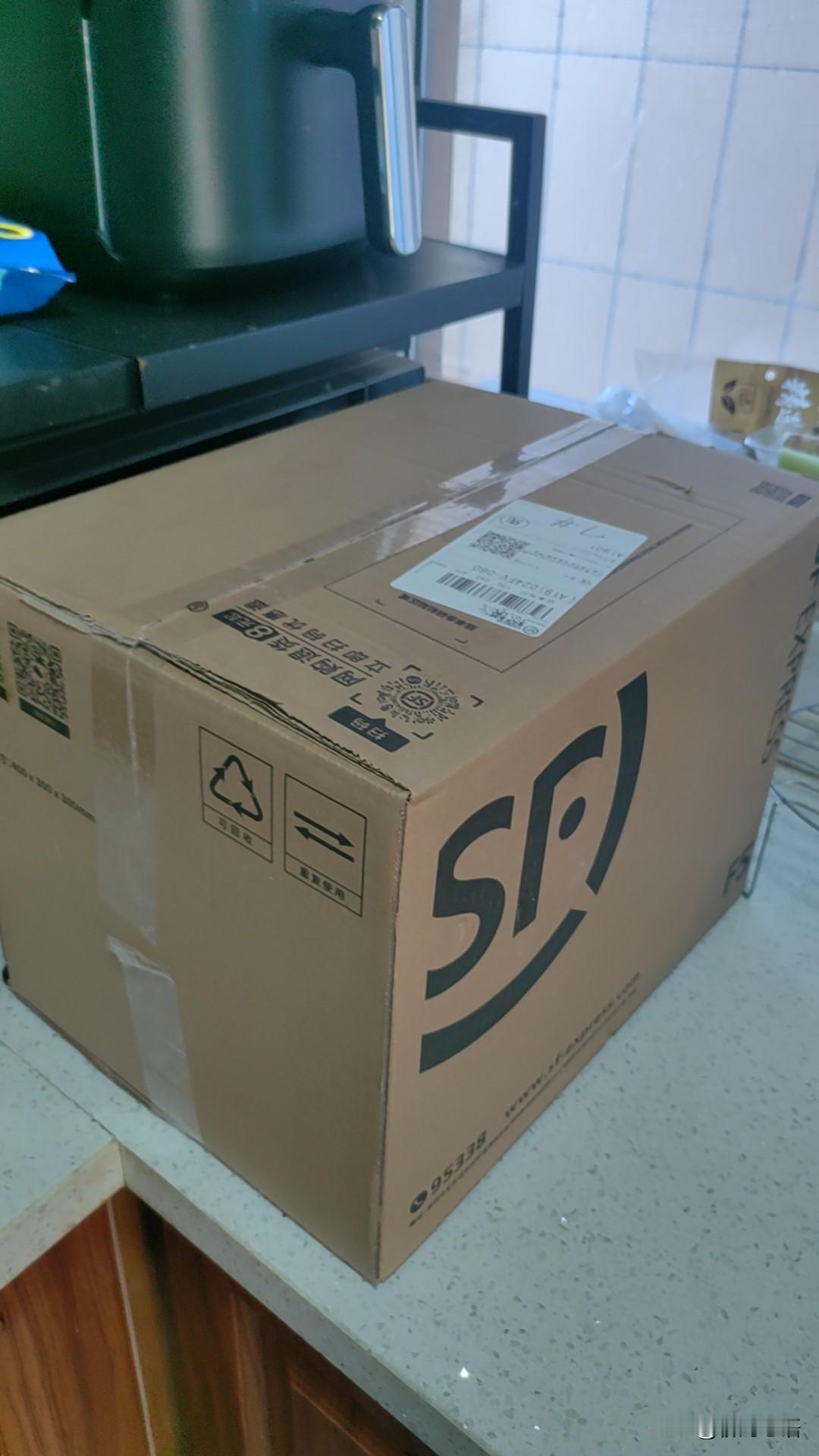 今天上午可把我忙够呛，两个小时之内我接了4个电话。

第1个电话是美团快递员，网