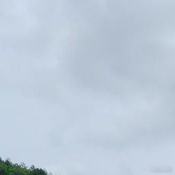 藏在青山里的溪边露营地，流水绕着帐篷，满眼都是治愈的绿意。暂时抛开城市的匆忙，听