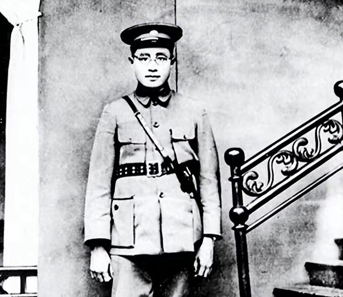 1949年冬天，刚解放的重庆，刘伯承将军站在嘉陵江边，突然对警卫说：“这地方，我