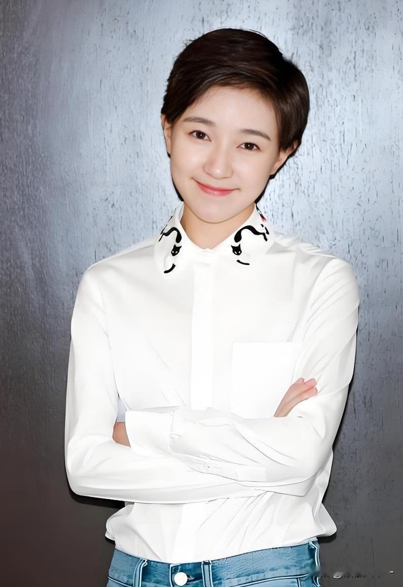 演员焦俊艳，

可真是演艺圈的一股清流啊，

明明长了一张漂亮的脸蛋儿而且演技也
