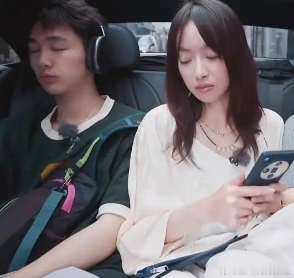不是？小荣你一点绅士都没有吗？两个女生挤成这样你还能坐得住？真的融入不了大家庭，