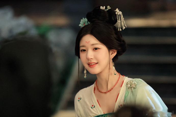 #赵露思珠帘玉幕勇闯商路##赵露思遮幕待启午将归#《珠帘玉幕》定档，赵露思的商路