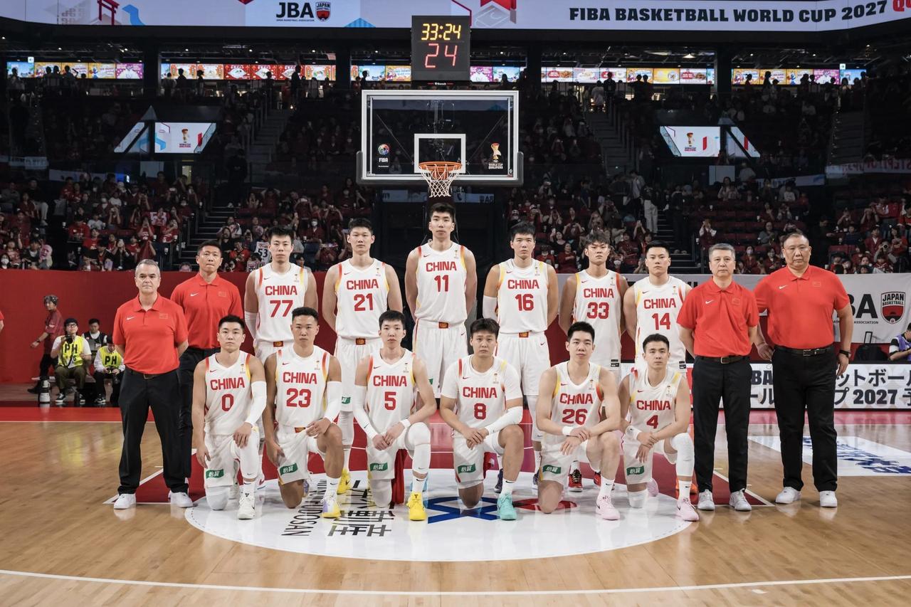 世界杯预选赛，中国男篮客场87:80战胜日本队。上半场中国队33:47落后，局面