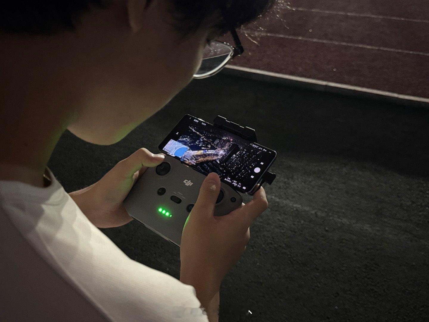 晚上带着室友飞无人机，周末在宿舍太荒废了[举车][举车][举车] ​​​